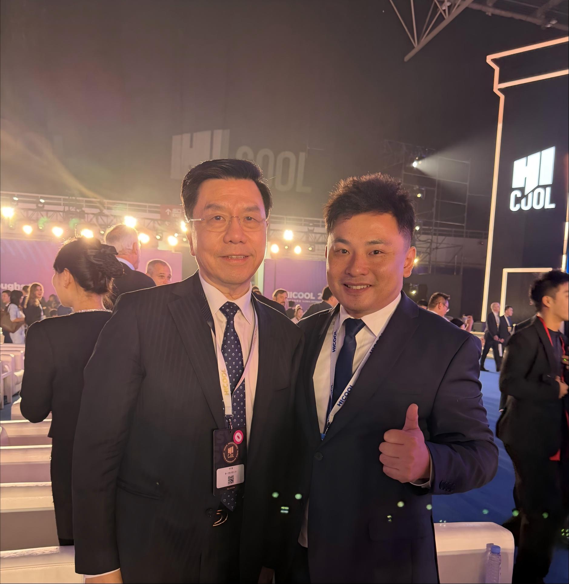 Professor Fan Mo speaks with AI expert and investor Kai-Fu Lee at a global entrepreneurship summit.