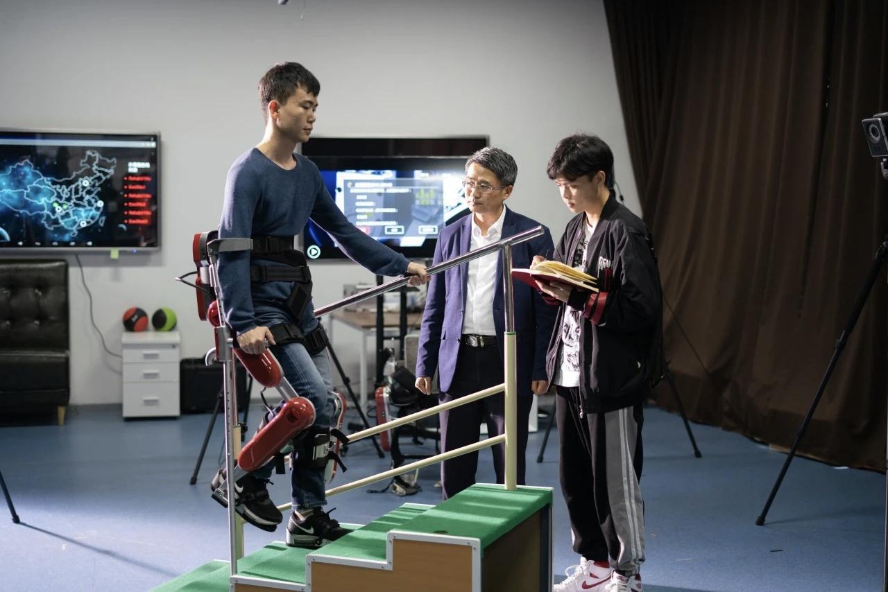 电子科技大学:外骨骼机器人技术突破开辟康复医疗新路径